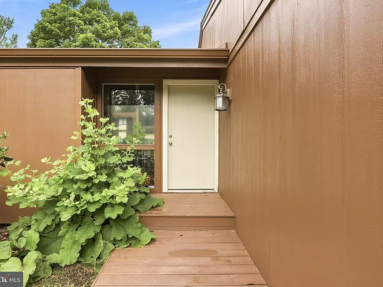 8811 Burbank Rd — Photo 5
