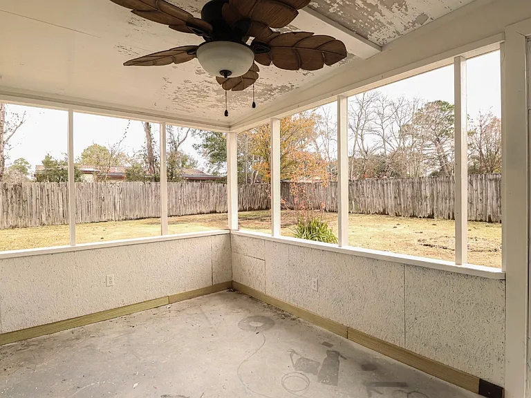 327 Dianne Dr — Photo 17
