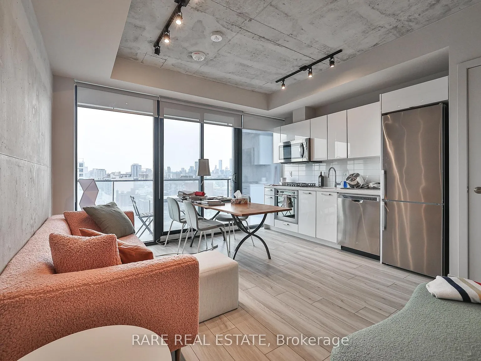 458 Richmond St W — Photo 2