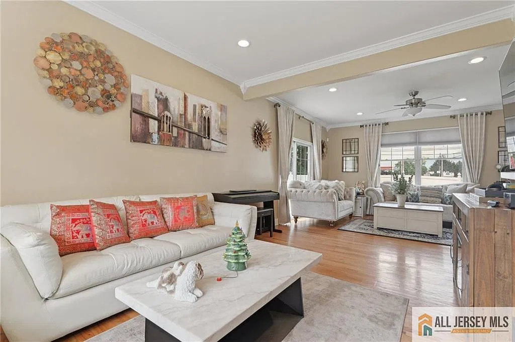 4 bed, 2.5 bath, $5,500 — Photo 4
