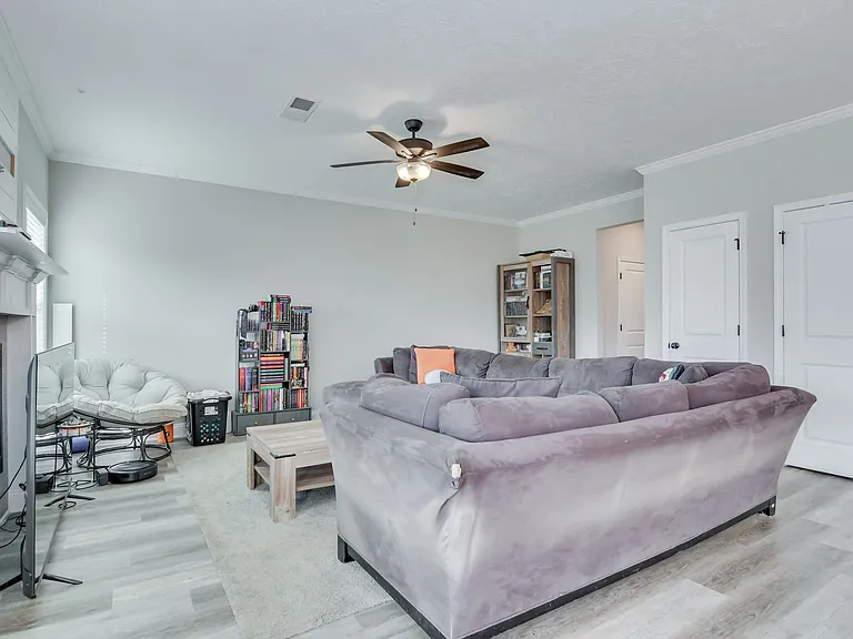 716 Navan Ln — Photo 9