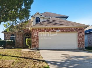 1001 Castle Top Dr, Fort Worth, TX 76114