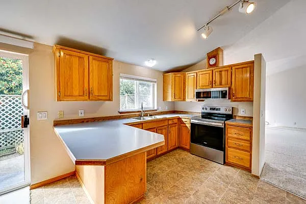 2194 Victoria Ave — Photo 12
