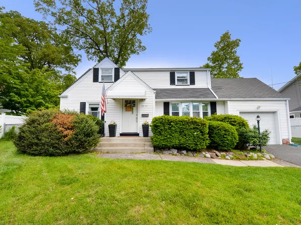35-05 Lenox Dr, Fair Lawn, NJ 07410