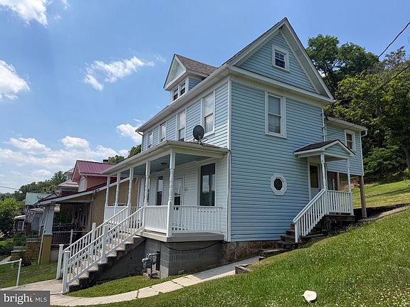 3rd image of 920 Bedford St