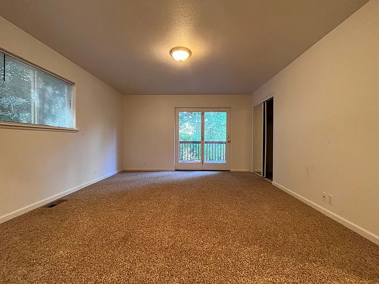 1146 Vista Dr — Photo 7