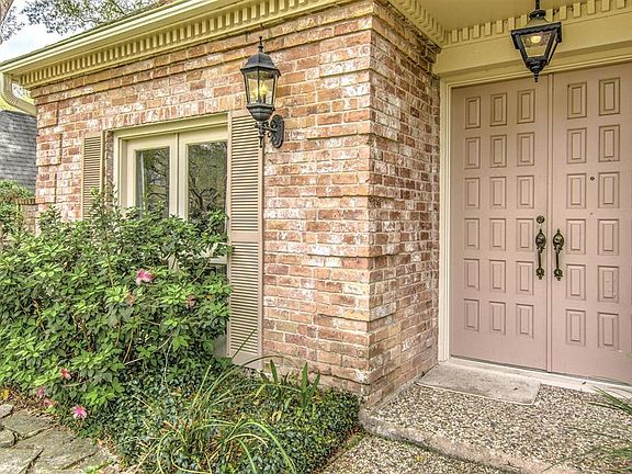 3rd image of 834 Thornvine Ln