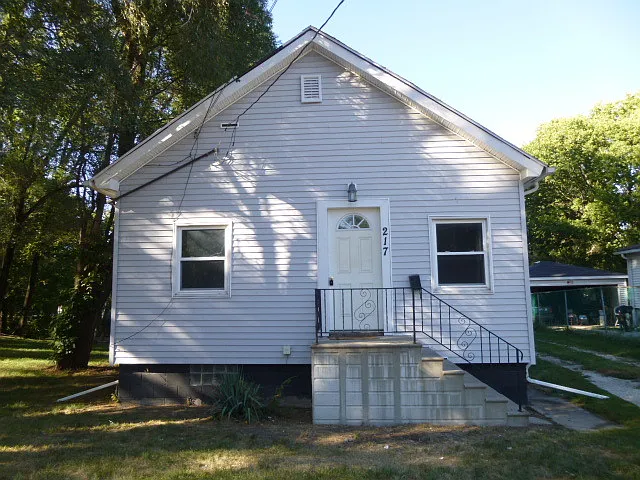 217 Edward St photo 1