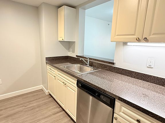 3rd image of 1B Nassau St #409