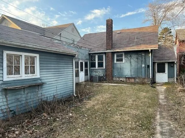 8343 Lake Shore Dr, Gary, IN 46403