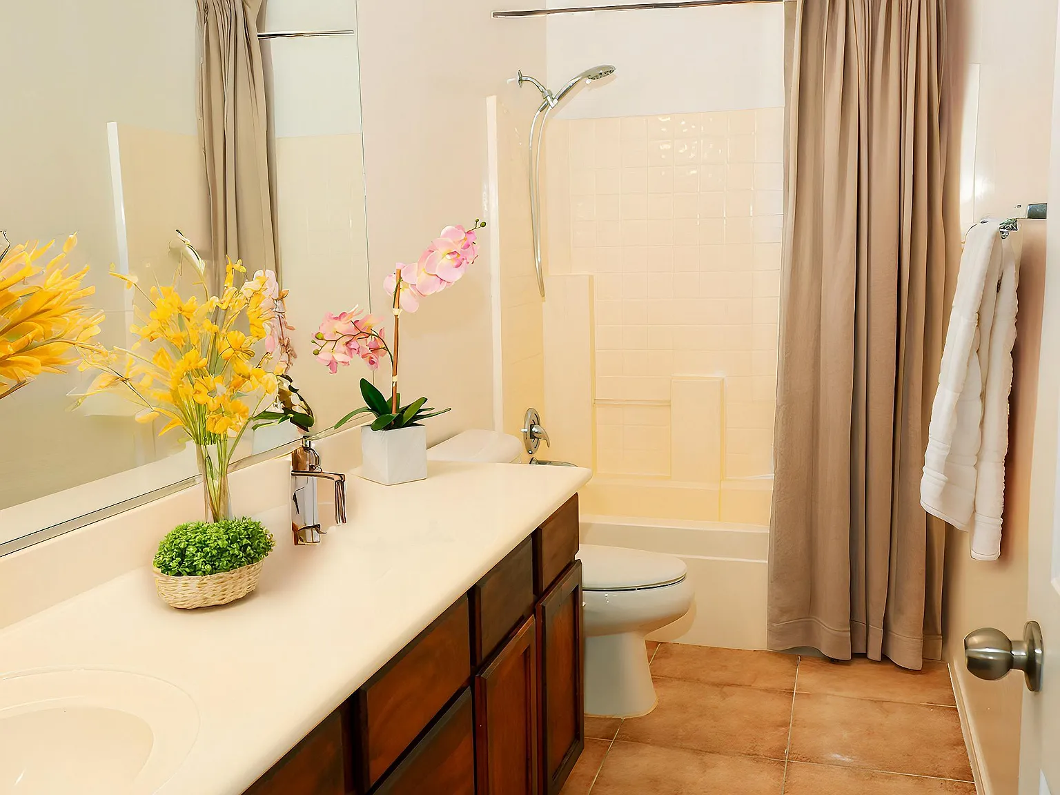 4 bed, 3.0 bath, 2427 sqft, $819 — Photo 2