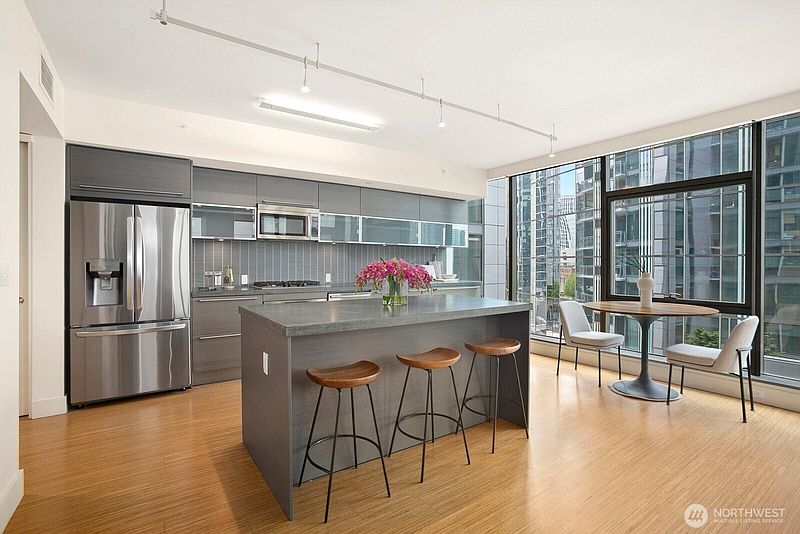 4th image of 820 Blanchard Street #910