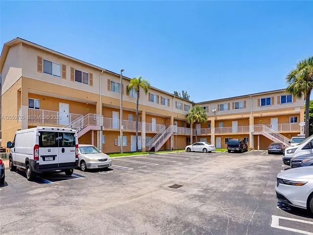 6225 Kendale Lakes Cir #253