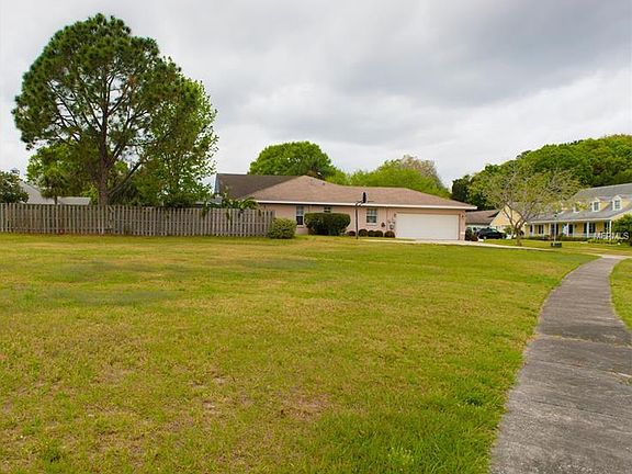 3rd image of 2112 Edgewater Cir SE