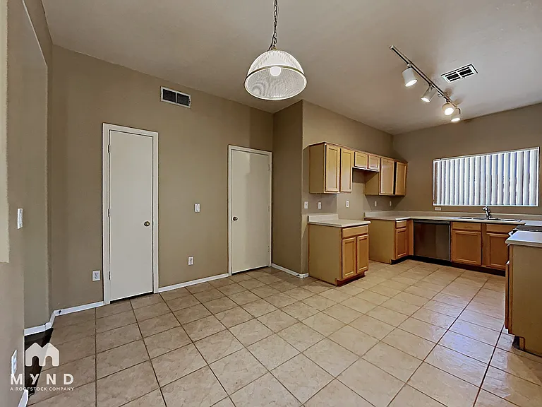 685 E Cantebria Dr — Photo 10
