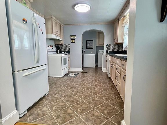 4th image of 257 Williams St
