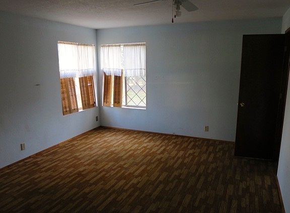 4th image of 463830 Parkwood Dr