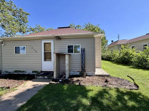 1209 E 9th St, Grand Island, NE 68801