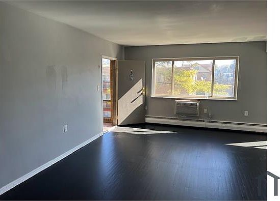 4th image of 4856 Yarmouth Pl #3