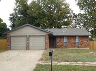 1008 S English Dr, Moore, OK 73160