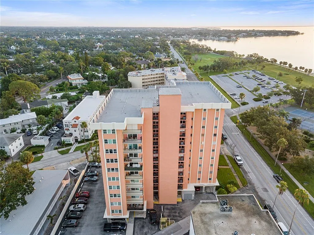 1 bed, 1.5 bath, 950 sqft, $3,300 — Photo 2