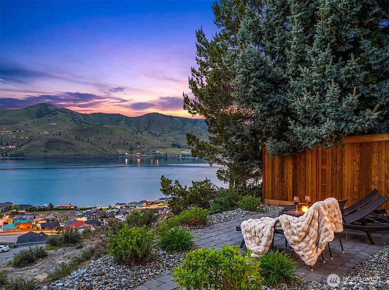 2nd image of 122 Lookout Way