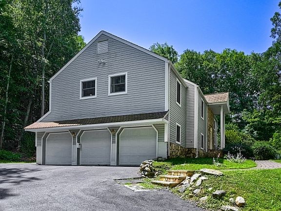 3rd image of 460 Laurel Ln