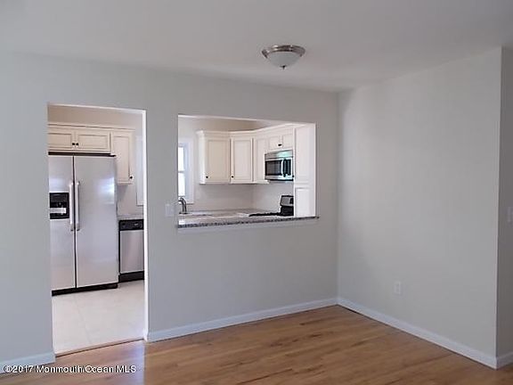 3rd image of 1047 Edgebrook Dr E
