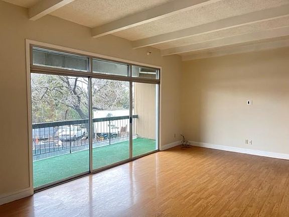 4th image of 900 Lincoln Ave #2