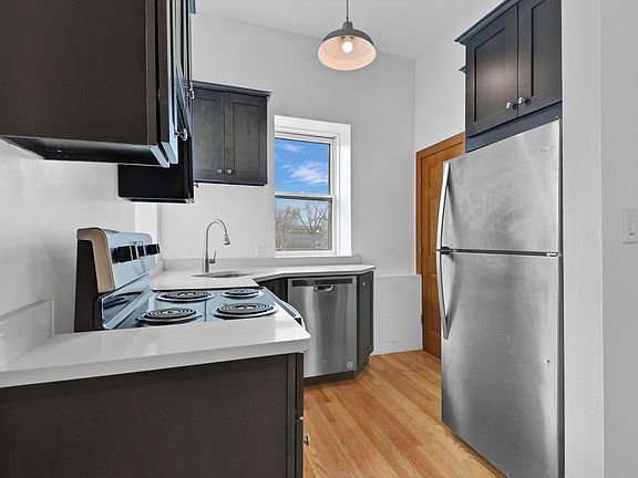 4th image of 611 W Briar Pl APT 201