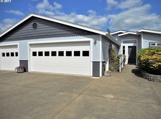 165 Village Dr, Cottage Grove, OR 97424