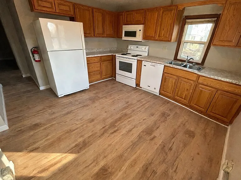 Kitchen w/ area for eat-in dining