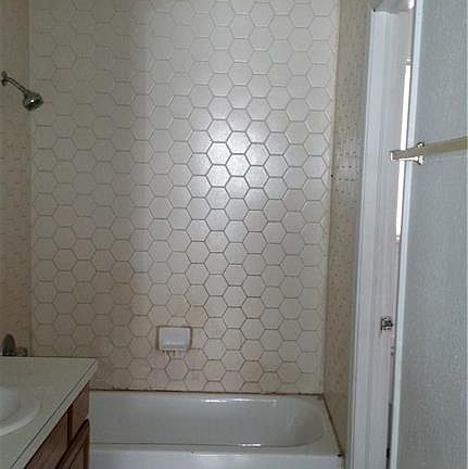 4th image of 521 SE 21st St