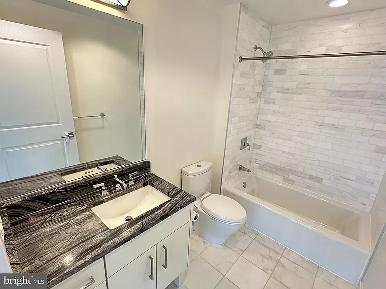 7171 Woodmont Ave #606 — Photo 6