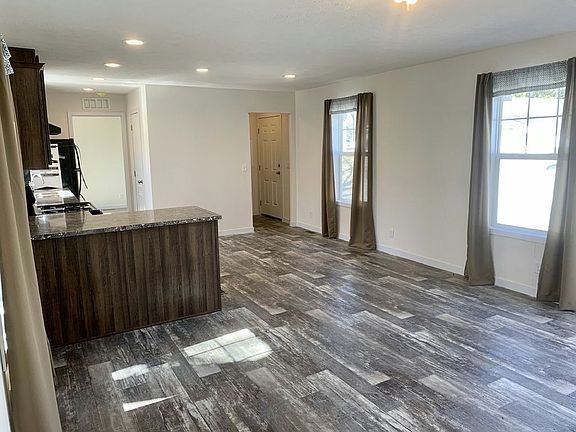 3rd image of 901 Lake Elmo Ave N #Nailnc