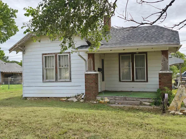 103 N Main St, Russell, KS 67665