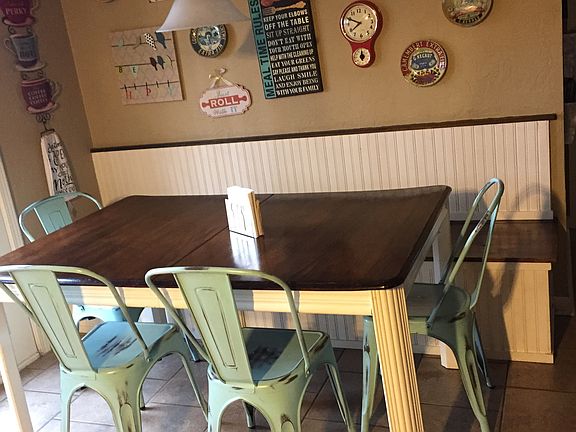 Built-in banquet w/ storage