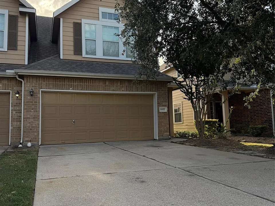 8327 Lamond Ln