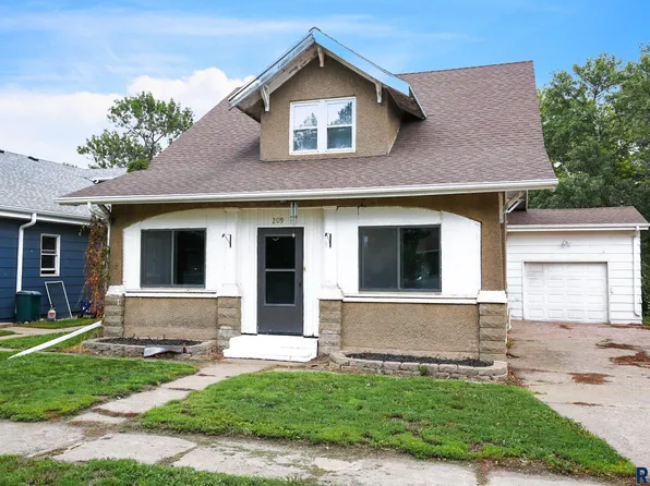 209 S 2nd Ave, Chester, SD 57016