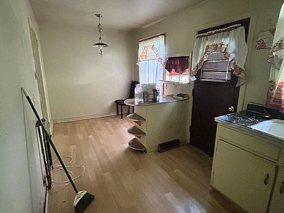 5th image of 46 Dudley Dr