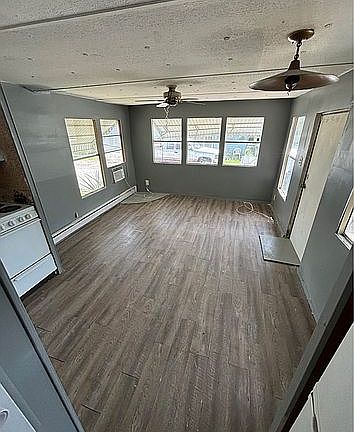 3rd image of 160 Beach Manor Ct
