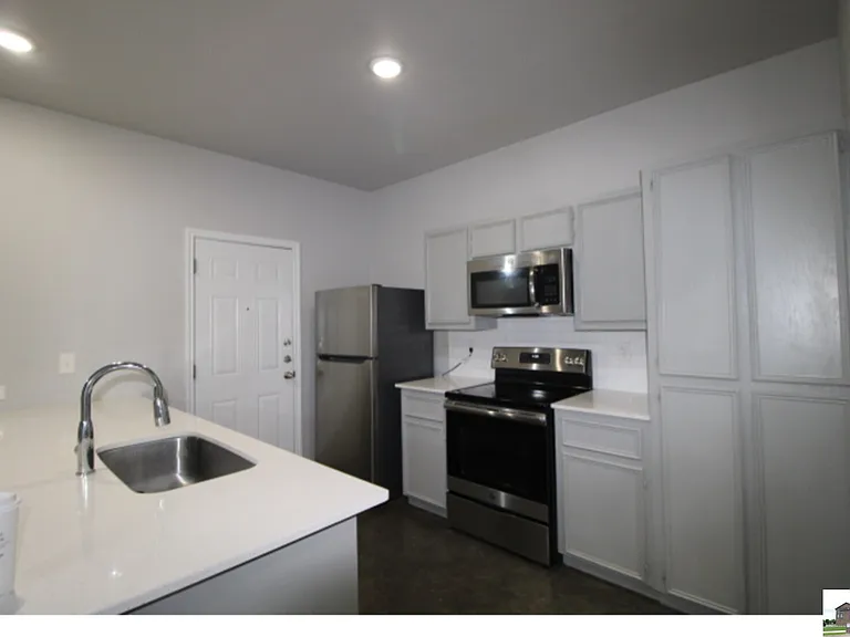 300 Lowes Blvd #B — Photo 9