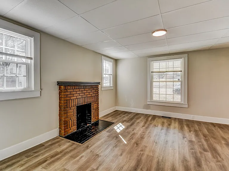 657370_019_living_room_13577212.jpg
