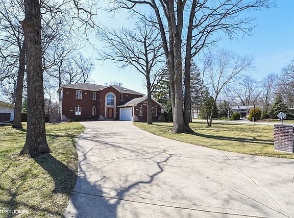 2nd image of 324 E Hiawatha Trl