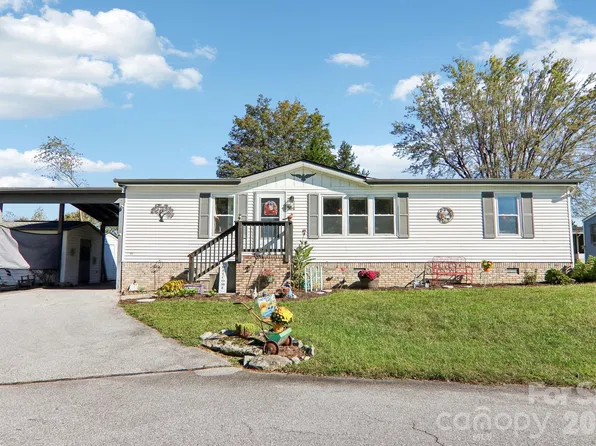 304 Meadowbrook Ct, Hendersonville, NC 28792
