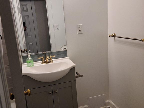 5th image of 1017 W Clay St