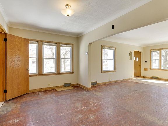 4th image of 1915 Minnehaha Ave E