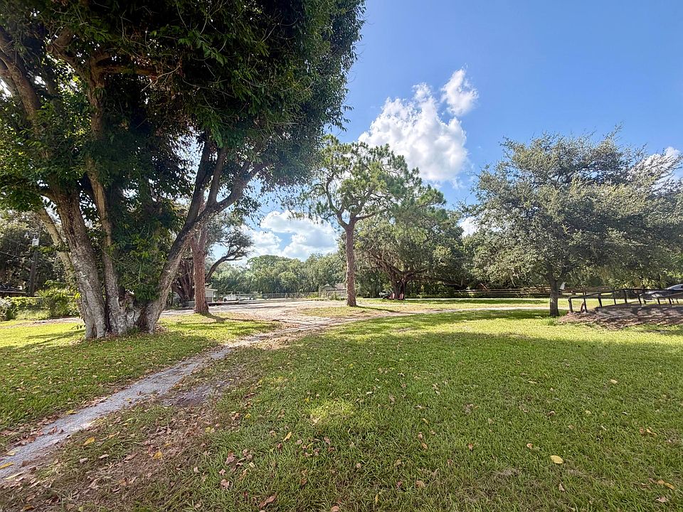 2nd image of 1400 SW 5TH Avenue