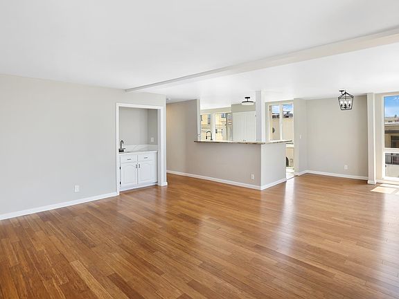 4th image of 800 Manhattan Ave