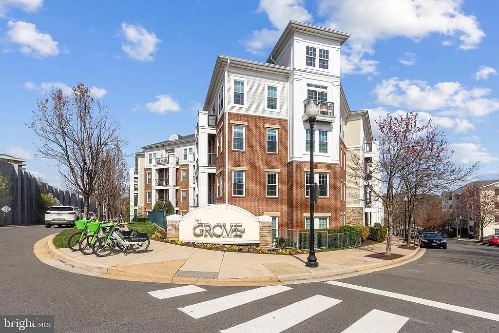1 bed, 1.0 bath, 701 sqft, $2,200 — Photo 2